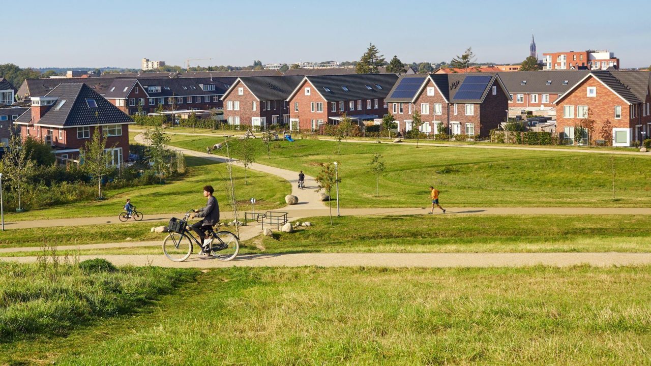 Moderne woonwijk in een groene omgeving