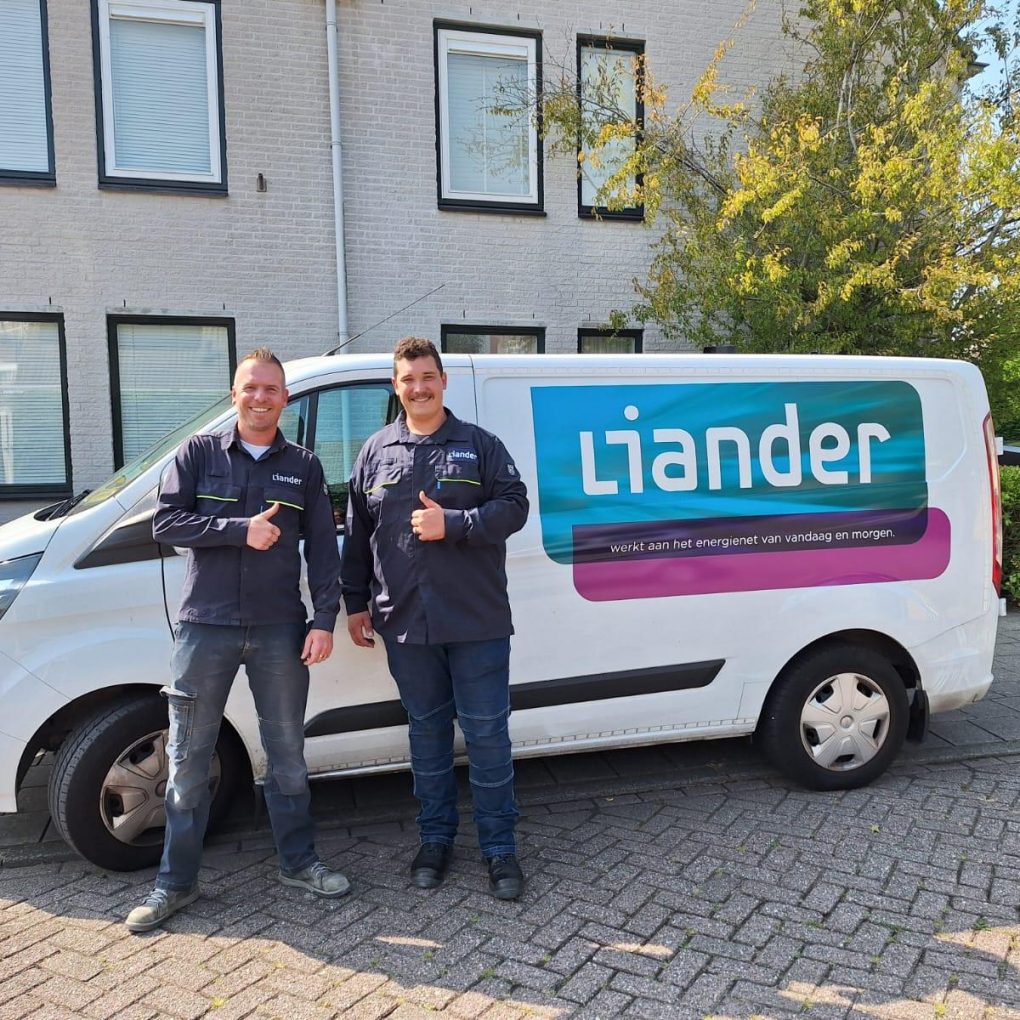 Nederlandse en Zuid-Afrikaanse monteur voor een Liander bus buiten